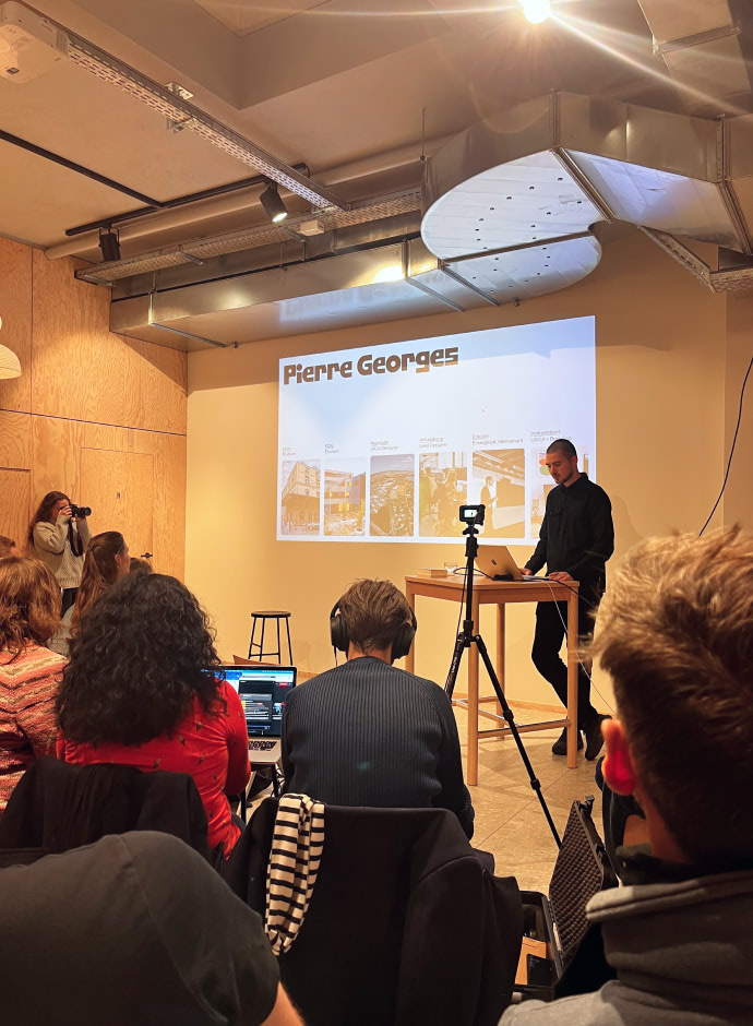 Conférence lors d'un événement Webmardi.